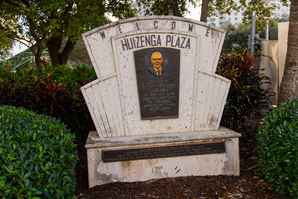 Huizenga Plaza1