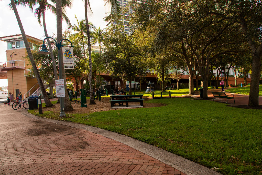 Huizenga Plaza18